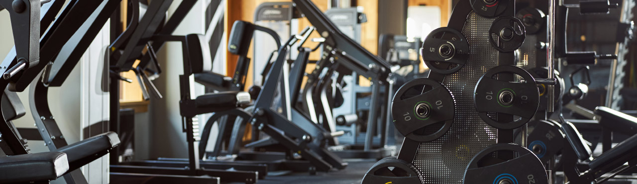 Fitnessapparaten in een ruimte