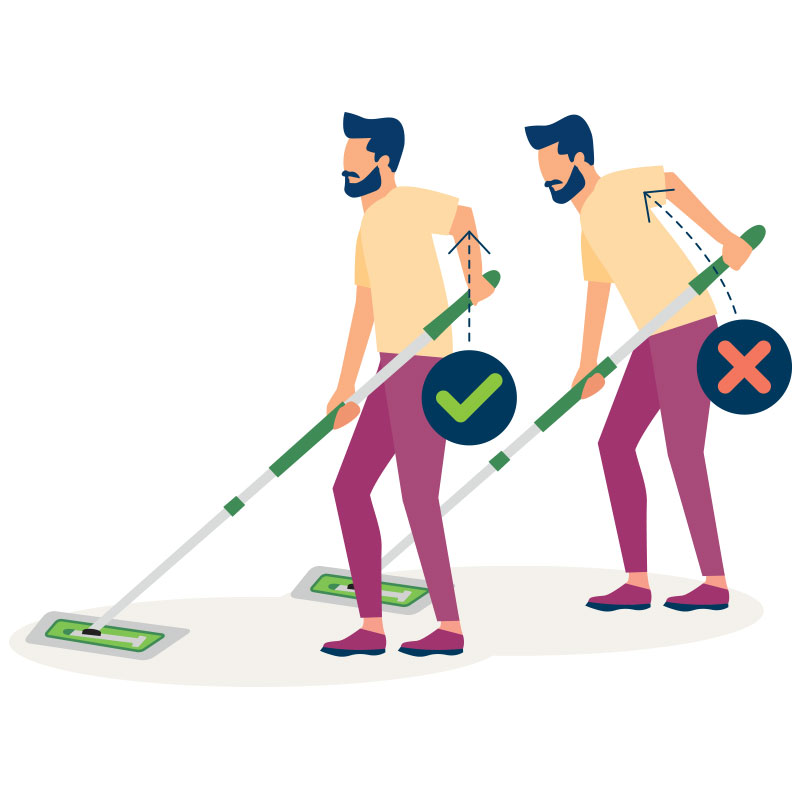 deux hommes adultes qui passent le mop