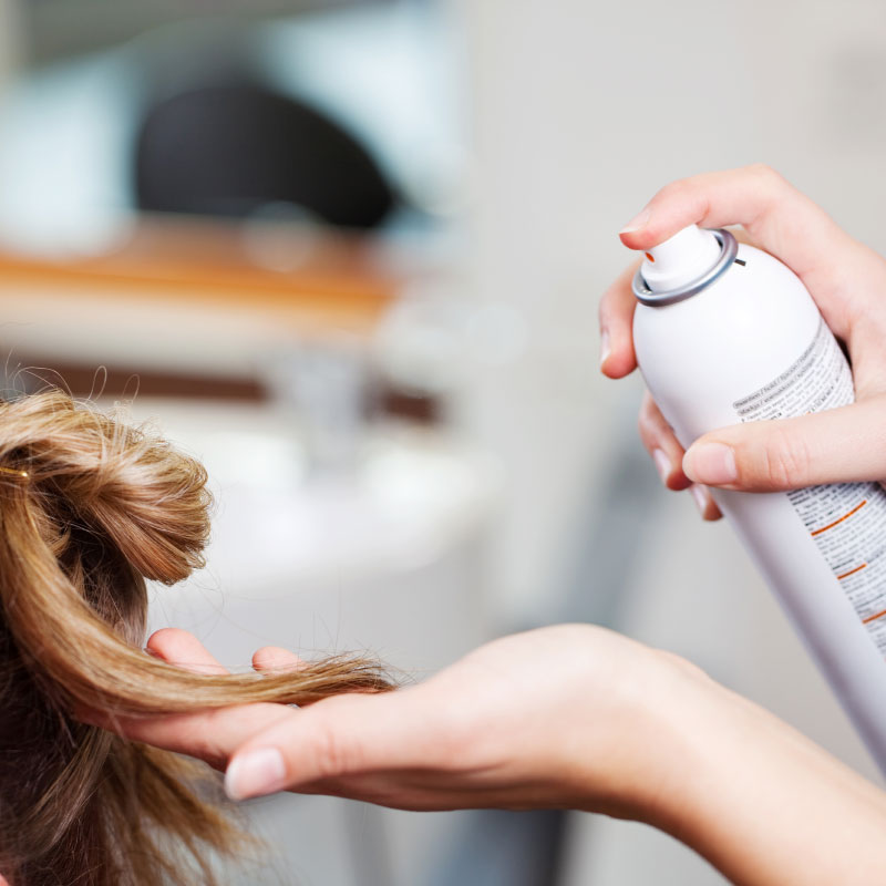 Haarlak wordt op haar aangebracht bij de kapper