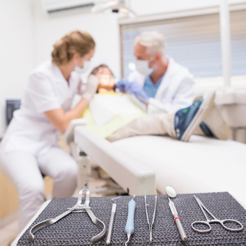 Un dentiste et son assistante soignent un jeune enfant