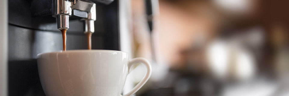Le café est indispensable au bureau. Sans surprise, la machine à café est donc l'un des appareils les plus utilisés dans la cuisine d'un immeuble de bureaux. Pour garantir la longévité de cet appareil