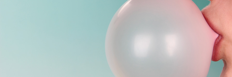 Éliminer simplement et rapidement le chewing-gum collé sur du matériel et des meubles
