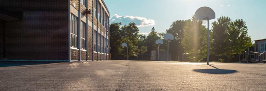 Le bon matériel pour une cour de récréation impeccable
