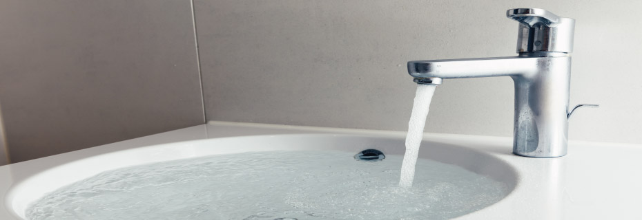 Prévenir et éliminer les bouchons dans vos sanitaires