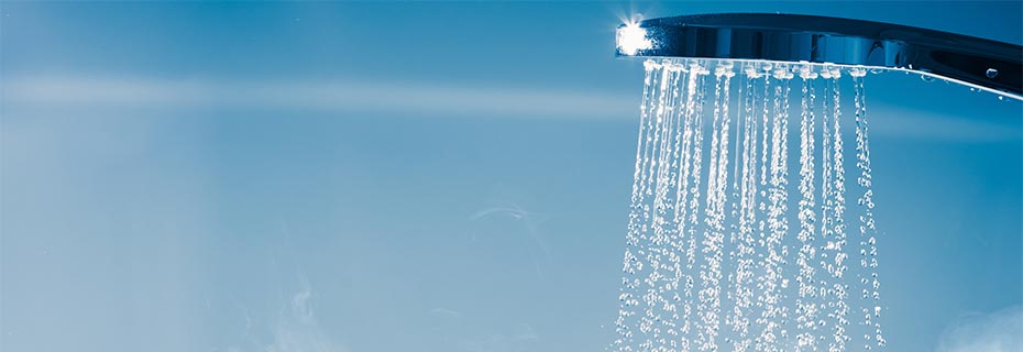 Comment éliminer le calcaire et la graisse d'une paroi de douche ?