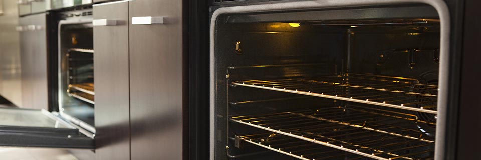 Rendez votre four ou four à vapeur à nouveau hygiénique et prêt à l'emploi grâce à la bonne méthode et au matériel de nettoyage adéquat !