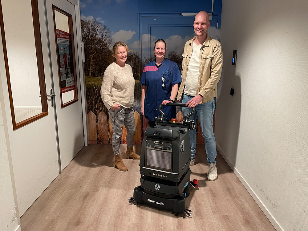 3 medewerkers van Beweging 3.0 bij de R3 schoonmaakrobot